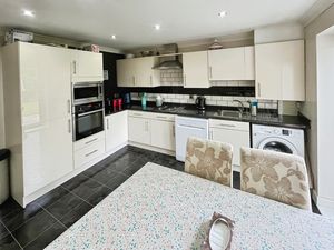 Kitchen Diner- click for photo gallery